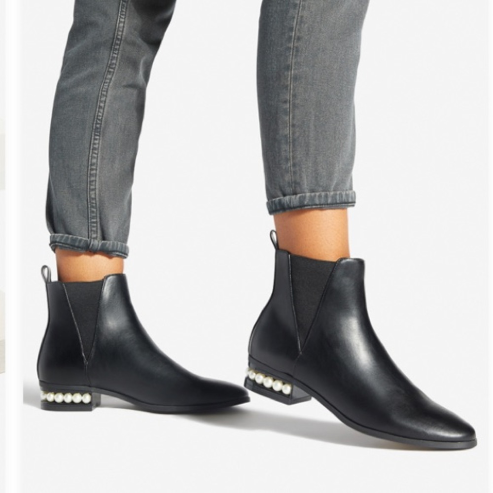 NWOT Sold Out Zenovia Block Heel Booties